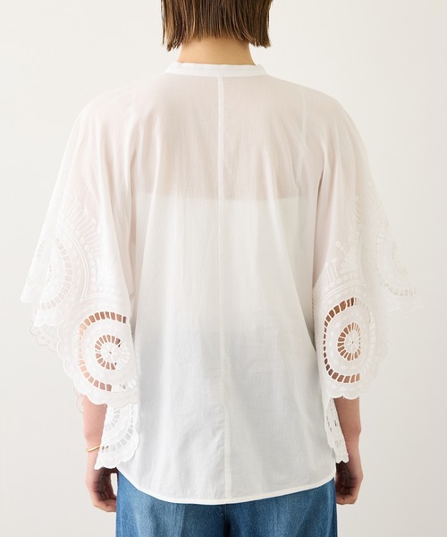 ROPE'(ロペ)の「INDIAコットンボイルシフリー刺繍ケープ(ポンチョ)ブラウス/セットアップ対応・イージーケア・二の腕カバー(シャツ/ブラウス・レディース・ブラック/ホワイト・FREE)」の5枚目の写真