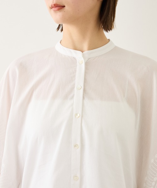 ROPE'(ロペ)の「INDIAコットンボイルシフリー刺繍ケープ(ポンチョ)ブラウス/セットアップ対応・イージーケア・二の腕カバー(シャツ/ブラウス・レディース・ブラック/ホワイト・FREE)」の6枚目の写真
