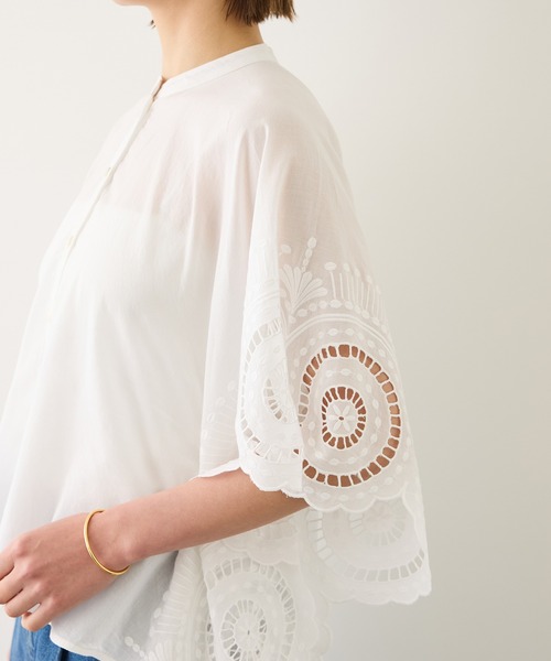 ROPE'(ロペ)の「INDIAコットンボイルシフリー刺繍ケープ(ポンチョ)ブラウス/セットアップ対応・イージーケア・二の腕カバー(シャツ/ブラウス・レディース・ブラック/ホワイト・FREE)」の7枚目の写真