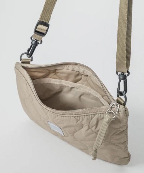 MIS(エムアイエス)の「【MIS】MILITARY QUILTED SACOSCH / ミリタリーキルトサコッシュ(ショルダーバッグ・レディース・ブルー/イエロー/ブラック/ピンク/グリーン/ベージュ・FREE)」の11枚目の写真
