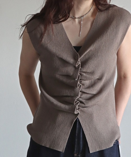 COURO(コウロ)の「フロントギャザーノースリーブリブニット(ニット/セーター・レディース・アイボリー/グレイッシュベージュ/ブラック・M)」の10枚目の写真