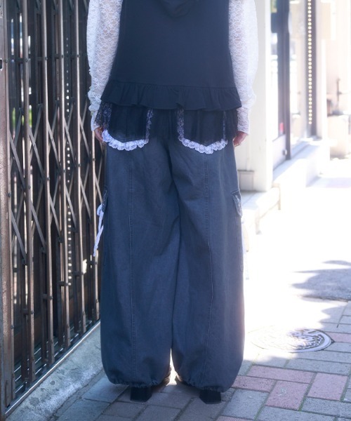 myu:loret(ミュウロレット)の「レースフリルデニムバレルパンツ(デニムパンツ・レディース・ケミカルウォッシュ/グレー・FREE)」の5枚目の写真