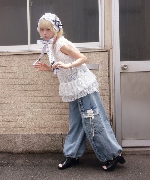 myu:loret(ミュウロレット)の「レースフリルデニムバレルパンツ(デニムパンツ・レディース・ケミカルウォッシュ/グレー・FREE)」の13枚目の写真