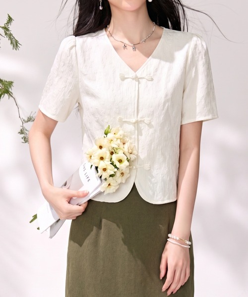 LUCPY(ラクピー)の「リボンディテールVネックペプラムブラウス(シャツ/ブラウス・レディース・ホワイト・LARGE/MEDIUM/SMALL/X-LARGE)」の2枚目の写真