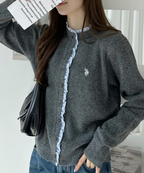 U.S. POLO ASSN.(ユーエスポロアッスン)の「【Ada.別注 U.S. POLO ASSN.】 異素材 シャツ フリル ドッキング ニット カーディガン(カーディガン/ボレロ・レディース・ネイビー/グレー/ベージュ・M/L)」の2枚目の写真
