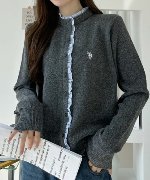 U.S. POLO ASSN.(ユーエスポロアッスン)の「【Ada.別注 U.S. POLO ASSN.】 異素材 シャツ フリル ドッキング ニット カーディガン(カーディガン/ボレロ・レディース・ネイビー/グレー/ベージュ・M/L)」の17枚目の写真