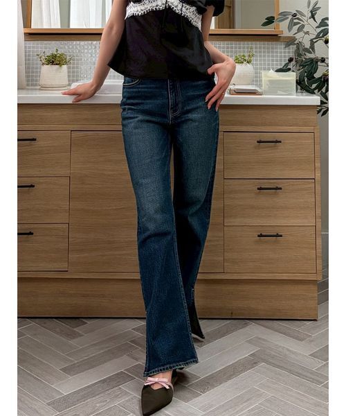 LILY BROWN(リリーブラウン)の「スリムストレートデニムパンツ(デニムパンツ・レディース・ブラック/ブルー/ライトブルー・1/0)」の3枚目の写真