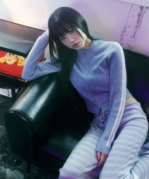 LMR(エルエムアール)の「ヘアリー レタリング トラック クロップ ニット ジップアップ BLUE(ニット/セーター・レディース・ブルー・FREE)」の9枚目の写真
