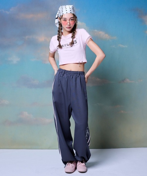 Amly City(アンリーシティ)の「チャーム付きクロップTシャツ(Tシャツ/カットソー・レディース・ネイビー/ベビーピンク/ライトブルー・FREE)」の6枚目の写真