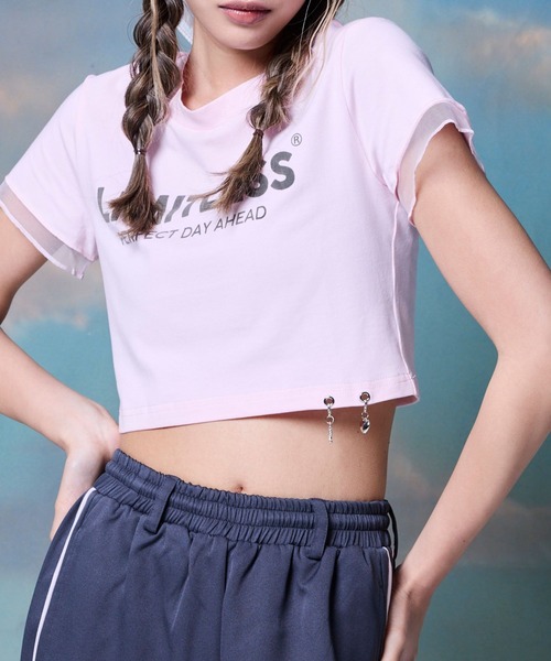 Amly City(アンリーシティ)の「チャーム付きクロップTシャツ(Tシャツ/カットソー・レディース・ネイビー/ベビーピンク/ライトブルー・FREE)」の4枚目の写真