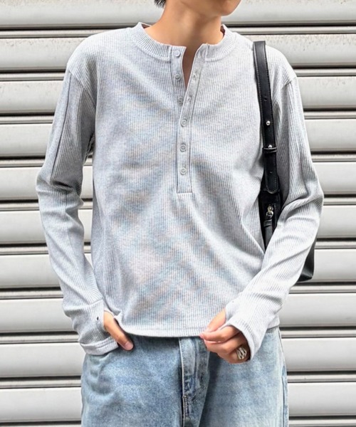 Chikashitsu +(チカシツプラス)の「【Chikashitsu +】slit henley neck slim t-shirt / 【チカシツプラス】スリットヘンリーネックスリム長袖Tシャツ<着用動画あり>(Tシャツ/カットソー・メンズ・アイボリー/グレー/ブラック・ONE SIZE)」の3枚目の写真