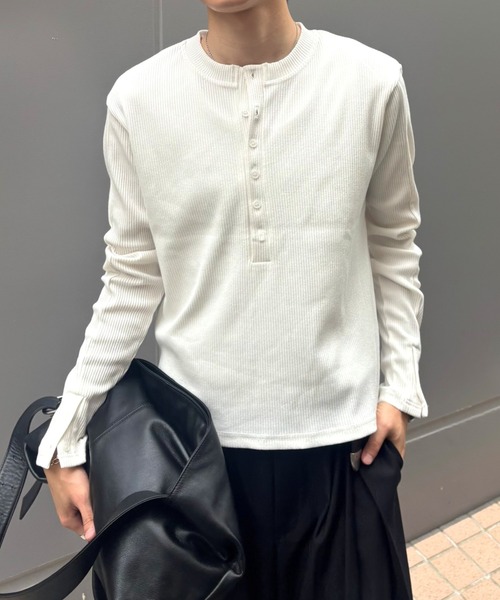 Chikashitsu +(チカシツプラス)の「【Chikashitsu +】slit henley neck slim t-shirt / 【チカシツプラス】スリットヘンリーネックスリム長袖Tシャツ<着用動画あり>(Tシャツ/カットソー・メンズ・アイボリー/グレー/ブラック・ONE SIZE)」の2枚目の写真