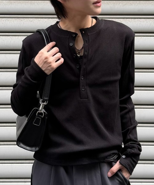 Chikashitsu +(チカシツプラス)の「【Chikashitsu +】slit henley neck slim t-shirt / 【チカシツプラス】スリットヘンリーネックスリム長袖Tシャツ<着用動画あり>(Tシャツ/カットソー・メンズ・アイボリー/グレー/ブラック・ONE SIZE)」の1枚目の写真