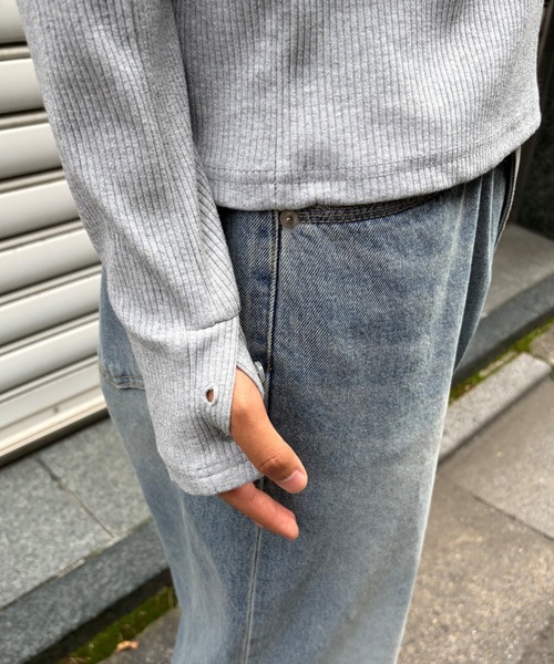 Chikashitsu +(チカシツプラス)の「【Chikashitsu +】slit henley neck slim t-shirt / 【チカシツプラス】スリットヘンリーネックスリム長袖Tシャツ<着用動画あり>(Tシャツ/カットソー・メンズ・アイボリー/グレー/ブラック・ONE SIZE)」の5枚目の写真