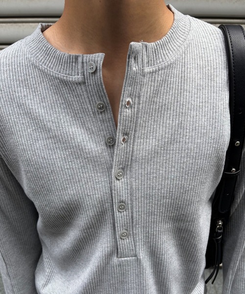 Chikashitsu +(チカシツプラス)の「【Chikashitsu +】slit henley neck slim t-shirt / 【チカシツプラス】スリットヘンリーネックスリム長袖Tシャツ<着用動画あり>(Tシャツ/カットソー・メンズ・アイボリー/グレー/ブラック・ONE SIZE)」の6枚目の写真