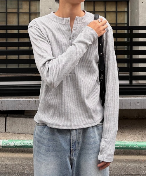 Chikashitsu +(チカシツプラス)の「【Chikashitsu +】slit henley neck slim t-shirt / 【チカシツプラス】スリットヘンリーネックスリム長袖Tシャツ<着用動画あり>(Tシャツ/カットソー・メンズ・アイボリー/グレー/ブラック・ONE SIZE)」の20枚目の写真