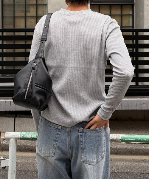 Chikashitsu +(チカシツプラス)の「【Chikashitsu +】slit henley neck slim t-shirt / 【チカシツプラス】スリットヘンリーネックスリム長袖Tシャツ<着用動画あり>(Tシャツ/カットソー・メンズ・アイボリー/グレー/ブラック・ONE SIZE)」の4枚目の写真