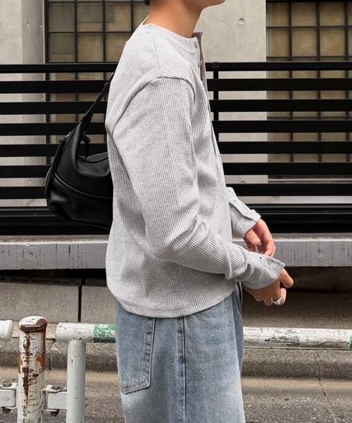 Chikashitsu +(チカシツプラス)の「【Chikashitsu +】slit henley neck slim t-shirt / 【チカシツプラス】スリットヘンリーネックスリム長袖Tシャツ<着用動画あり>(Tシャツ/カットソー・メンズ・アイボリー/グレー/ブラック・ONE SIZE)」の13枚目の写真
