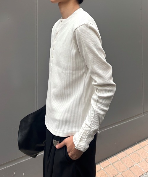 Chikashitsu +(チカシツプラス)の「【Chikashitsu +】slit henley neck slim t-shirt / 【チカシツプラス】スリットヘンリーネックスリム長袖Tシャツ<着用動画あり>(Tシャツ/カットソー・メンズ・アイボリー/グレー/ブラック・ONE SIZE)」の17枚目の写真