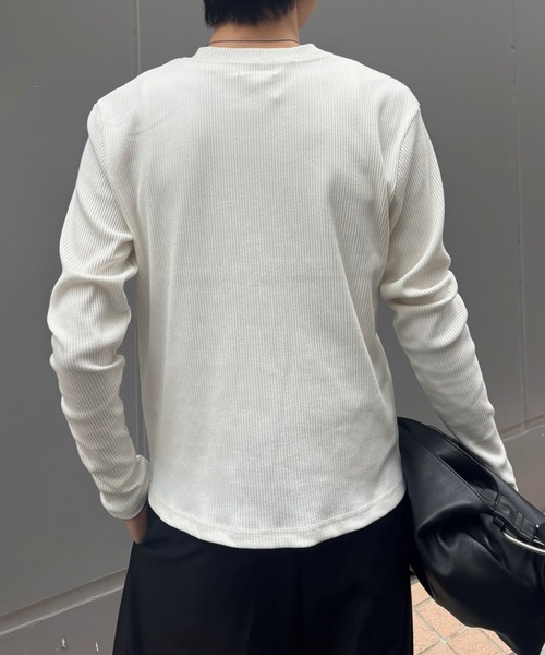 Chikashitsu +(チカシツプラス)の「【Chikashitsu +】slit henley neck slim t-shirt / 【チカシツプラス】スリットヘンリーネックスリム長袖Tシャツ<着用動画あり>(Tシャツ/カットソー・メンズ・アイボリー/グレー/ブラック・ONE SIZE)」の18枚目の写真