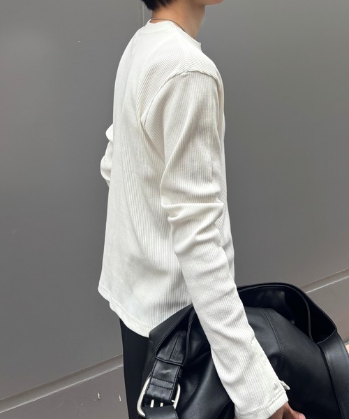 Chikashitsu +(チカシツプラス)の「【Chikashitsu +】slit henley neck slim t-shirt / 【チカシツプラス】スリットヘンリーネックスリム長袖Tシャツ<着用動画あり>(Tシャツ/カットソー・メンズ・アイボリー/グレー/ブラック・ONE SIZE)」の16枚目の写真