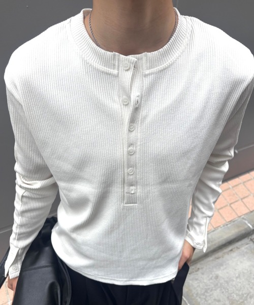 Chikashitsu +(チカシツプラス)の「【Chikashitsu +】slit henley neck slim t-shirt / 【チカシツプラス】スリットヘンリーネックスリム長袖Tシャツ<着用動画あり>(Tシャツ/カットソー・メンズ・アイボリー/グレー/ブラック・ONE SIZE)」の21枚目の写真