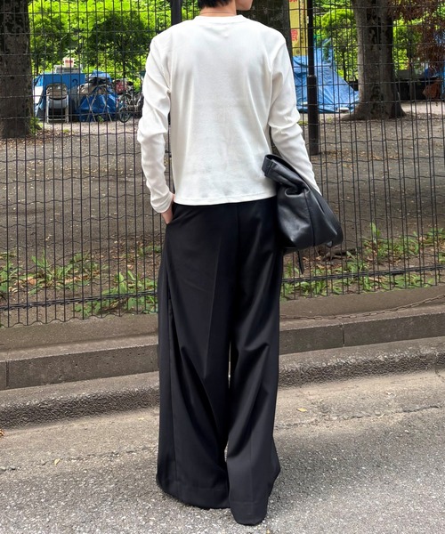 Chikashitsu +(チカシツプラス)の「【Chikashitsu +】slit henley neck slim t-shirt / 【チカシツプラス】スリットヘンリーネックスリム長袖Tシャツ<着用動画あり>(Tシャツ/カットソー・メンズ・アイボリー/グレー/ブラック・ONE SIZE)」の15枚目の写真