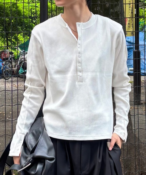 Chikashitsu +(チカシツプラス)の「【Chikashitsu +】slit henley neck slim t-shirt / 【チカシツプラス】スリットヘンリーネックスリム長袖Tシャツ<着用動画あり>(Tシャツ/カットソー・メンズ・アイボリー/グレー/ブラック・ONE SIZE)」の22枚目の写真