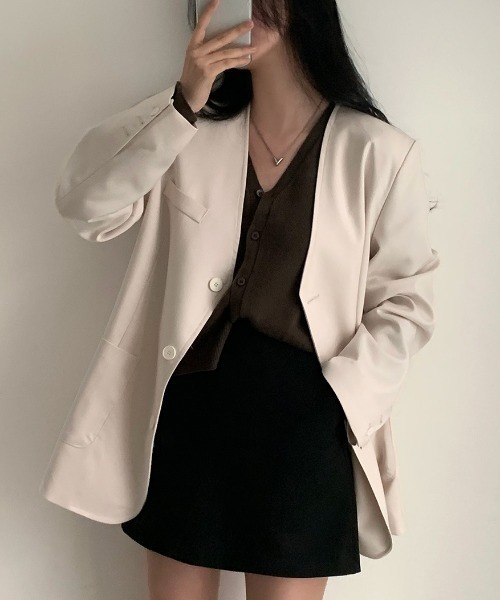 FAVORITO(ファヴォリート)の「Vネックシングルブレストノーカラージャケット(ノーカラージャケット・レディース・グレー/ブラック/ベージュ・F)」の1枚目の写真