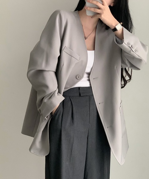 FAVORITO(ファヴォリート)の「Vネックシングルブレストノーカラージャケット(ノーカラージャケット・レディース・グレー/ブラック/ベージュ・F)」の20枚目の写真