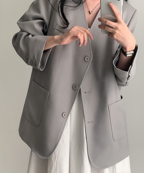 FAVORITO(ファヴォリート)の「Vネックシングルブレストノーカラージャケット(ノーカラージャケット・レディース・グレー/ブラック/ベージュ・F)」の11枚目の写真