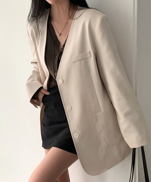 FAVORITO(ファヴォリート)の「Vネックシングルブレストノーカラージャケット(ノーカラージャケット・レディース・グレー/ブラック/ベージュ・F)」の9枚目の写真