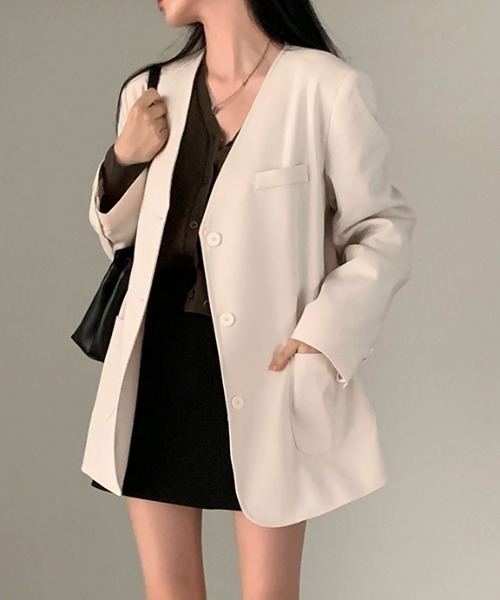 FAVORITO(ファヴォリート)の「Vネックシングルブレストノーカラージャケット(ノーカラージャケット・レディース・グレー/ブラック/ベージュ・F)」の7枚目の写真