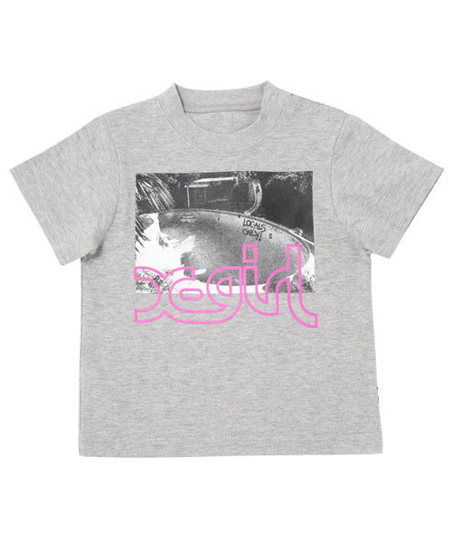 X-girl Stages(エックスガールステージス)の「S/S TEE “BACKYARD” (12M~3T)(Tシャツ/カットソー・キッズ・ホワイト/アッシュグレー/レッド・12M/2T/3T)」の2枚目の写真