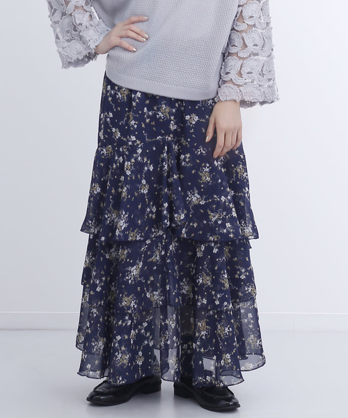 MERLOT（メルロー）の「ティアードフリルフラワー柄スカート1385（スカート・レディース・ホワイト/ブラック/ブルー/グリーン・FREE）」の4枚目の写真