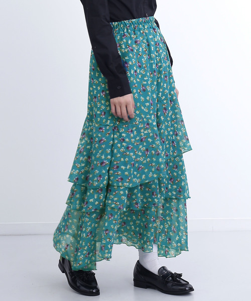 MERLOT（メルロー）の「ティアードフリルフラワー柄スカート1385（スカート・レディース・ホワイト/ブラック/ブルー/グリーン・FREE）」の3枚目の写真