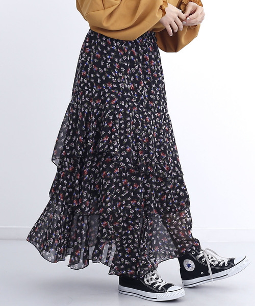 MERLOT（メルロー）の「ティアードフリルフラワー柄スカート1385（スカート・レディース・ホワイト/ブラック/ブルー/グリーン・FREE）」の2枚目の写真