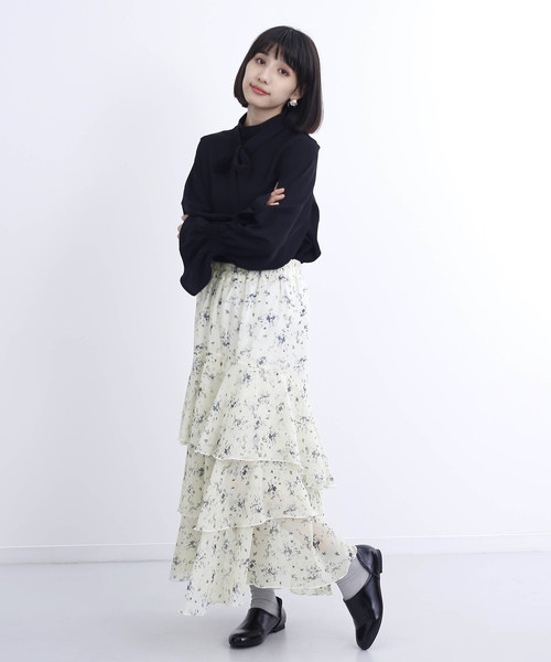 MERLOT（メルロー）の「ティアードフリルフラワー柄スカート1385（スカート・レディース・ホワイト/ブラック/ブルー/グリーン・FREE）」の16枚目の写真