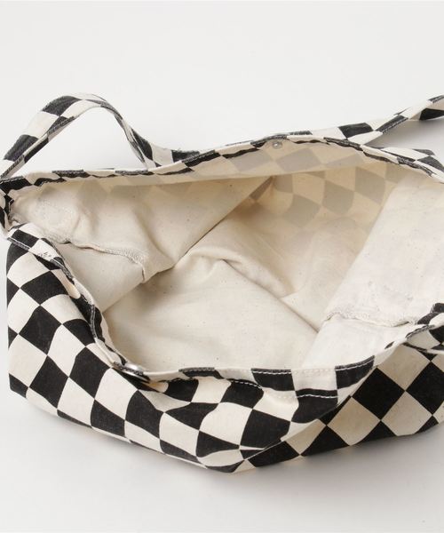 VANS(バンズ)の「VANS/ヴァンズ Checker Sacoche(ショルダーバッグ・レディース・ブラック・FREE)」の4枚目の写真
