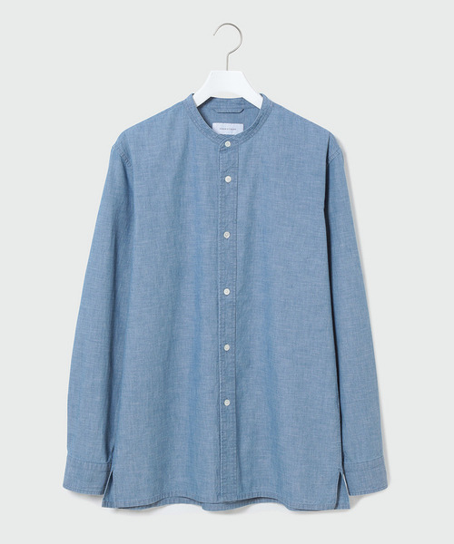 ADAM ET ROPE'(アダムエロペ)の「デニムシャンブレーバンドカラーシャツ(シャツ/ブラウス・メンズ・ブルー・S/M/L)」の1枚目の写真