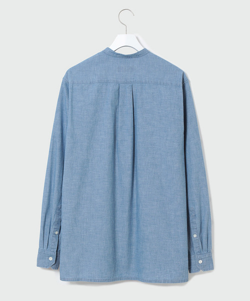 ADAM ET ROPE'(アダムエロペ)の「デニムシャンブレーバンドカラーシャツ(シャツ/ブラウス・メンズ・ブルー・S/M/L)」の2枚目の写真