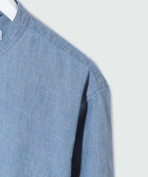 ADAM ET ROPE'(アダムエロペ)の「デニムシャンブレーバンドカラーシャツ(シャツ/ブラウス・メンズ・ブルー・S/M/L)」の4枚目の写真