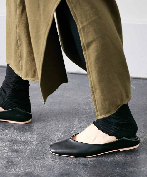 MEDE19F(メデジュウキュウ)の「MEDE19F Vカットバブーシュ(パンプス・レディース・ブラック/アイボリー/カーキ/シルバー・SMALL/MEDIUM/LARGE/X-LARGE)」の8枚目の写真