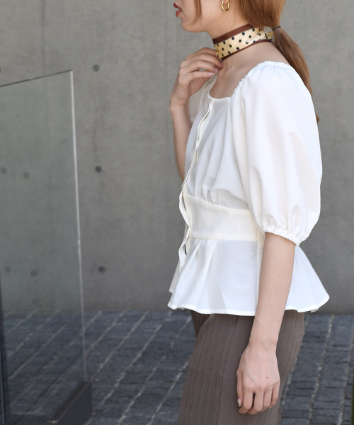 w closet（ダブルクローゼット）の「スカーフ付きスクエアネック前ボタン開きブラウス（シャツ/ブラウス・レディース・オフホワイト/ブラウン/ブラウン系その他/ブラック・FREE）」の7枚目の写真