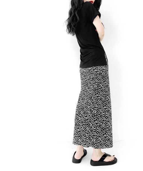 LVEU.（ラブユ.）の「Micro pleats leopard skirt / マイクロ