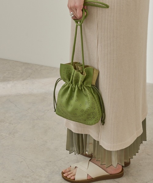 Ambre Neige（アンブルネージュ）の「ペイズリー柄 巾着バック／【WEB/EC限定商品】（ショルダーバッグ・レディース・ダークブラウン/ライトグリーン/ライトブラウン/ブラック・FREE）」の4枚目の写真