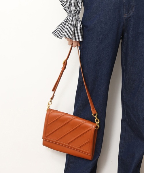 one after another NICE CLAUP(ワンアフターアナザーナイスクラップ)の「合皮vintage風ショルダーバッグ(ショルダーバッグ・レディース・ブラック/キャメル・FREE)」の1枚目の写真
