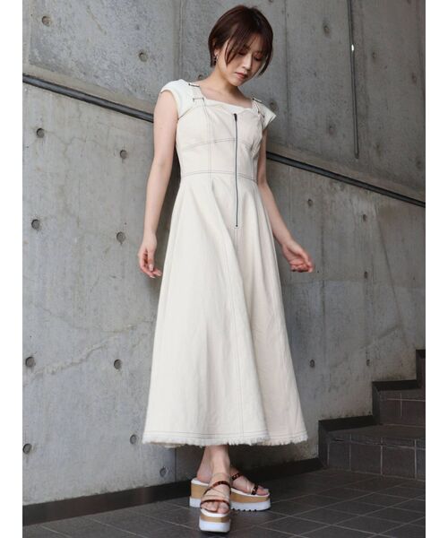 MURUA(ムルーア)の「デニムマキシワンピース(ワンピース・レディース・ホワイト/ブルー・1/2)」の6枚目の写真