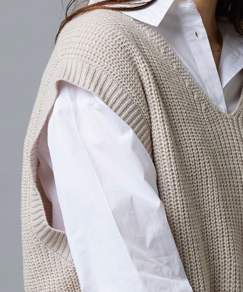Pierrot(ピエロ)の「ニットベスト×ロングシャツセット(ニット/セーター・レディース・ブラック/チャコール/グレイッシュベージュ/キャメル/グリーン・M/L)」の6枚目の写真