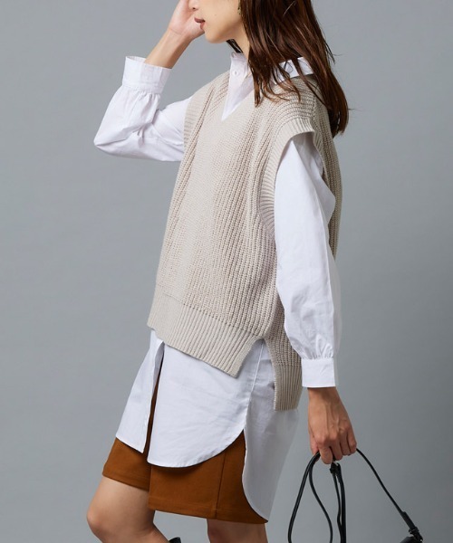 Pierrot(ピエロ)の「ニットベスト×ロングシャツセット(ニット/セーター・レディース・ブラック/チャコール/グレイッシュベージュ/キャメル/グリーン・M/L)」の14枚目の写真